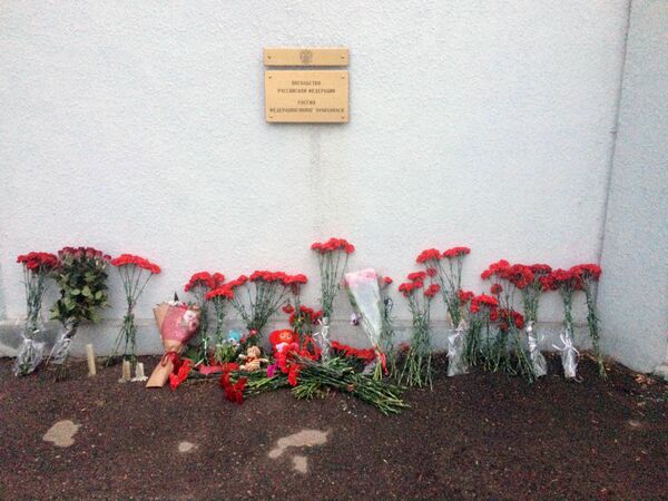 Цветы у посольства России в Узбекистане - Sputnik Lietuva