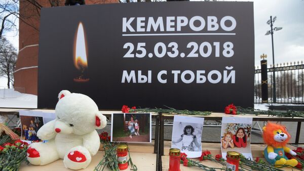 Акции в память о погибших при пожаре в ТЦ Зимняя вишня - Sputnik Литва