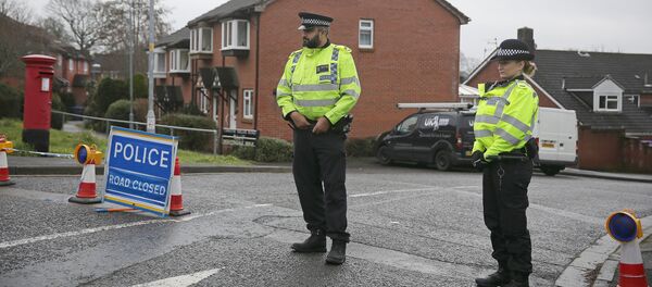 Британские полицейские у дома, в котором жил бывший полковник ГРУ Сергей Скрипаль - Sputnik Литва