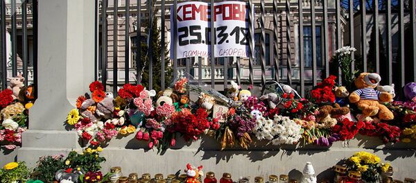 Rygos gyventojai neša gėles prie Rusijos ambasados Latvijoje Rygos gyventojai neša gėles prie Rusijos ambasados Latvijoje - Sputnik Lietuva