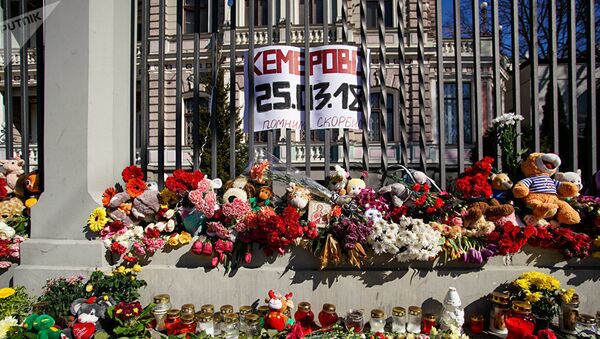 Жители Риги несут цветы к посольству России в Латвии - Sputnik Литва