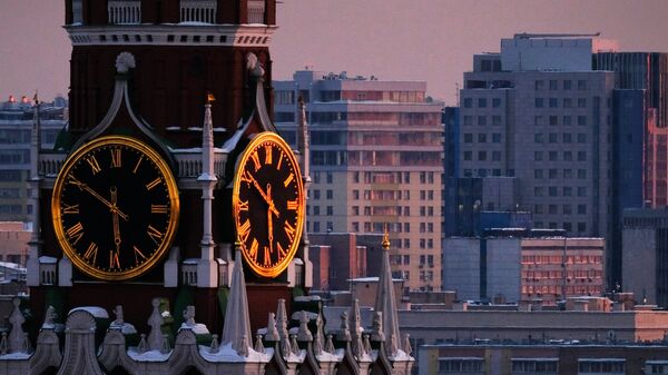 Часы на Спасской башне Московского Кремля, архивное фото - Sputnik Литва