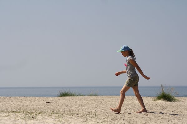 Девочка на пляже Швянтойи, Литва - Sputnik Литва