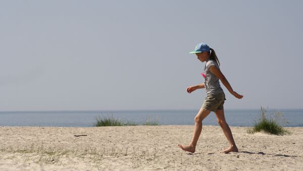 Девочка на пляже Швянтойи, Литва - Sputnik Литва
