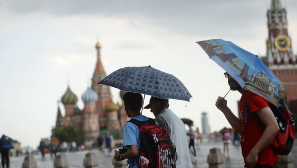 Туристы на Красной площади в Москве, архивное фото - Sputnik Lietuva