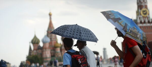 Туристы на Красной площади в Москве, архивное фото - Sputnik Lietuva
