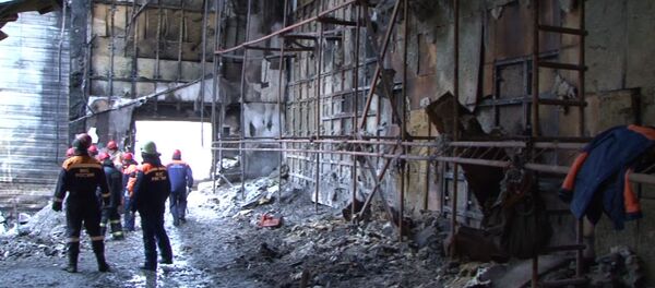 Работа следственной группы СК РФ на месте пожара в ТЦ Зимняя вишня - Sputnik Литва