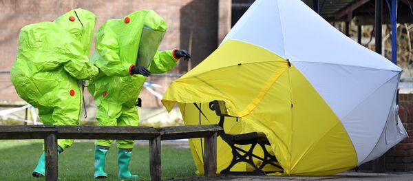 Палатка над скамейкой, на которой были найдены Сергей Скрипаль и его дочь в Солсбери - Sputnik Литва