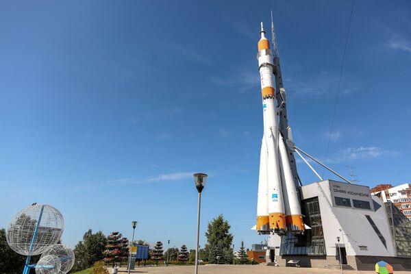 Макет ракеты-носителя Союз установлен на площади Козлова в 2001 году в честь юбилея полета Юрия Гагарина - Sputnik Литва