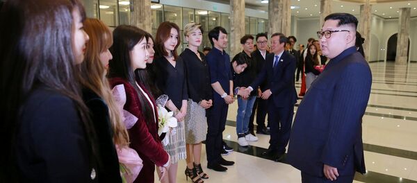 Šiaurės Korėjos lyderis Kim Jong Unas su savo žmona sekmadienį aplankė Pietų Korėjos meno trupės pasirodymą Šiaurės Korėjos lyderis Kim Jong Unas su savo žmona sekmadienį aplankė Pietų Korėjos meno trupės pasirodymą - Sputnik Lietuva