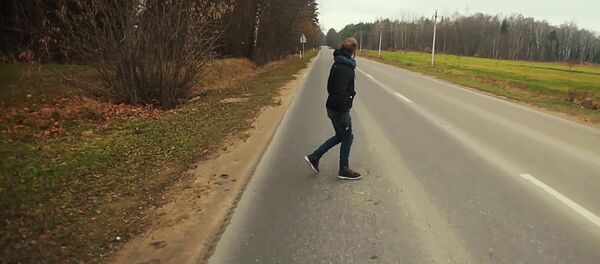 Безопасность на дороге: как правильно перейти дорогу за городом Безопасность на дороге: как правильно перейти дорогу за городом - Sputnik Lietuva