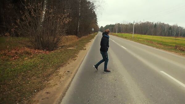 Безопасность на дороге: как правильно перейти дорогу за городом - Sputnik Lietuva