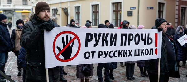 Акция в защиту русских школ у здания Сейма, 8 февраля 2018 года - Sputnik Литва