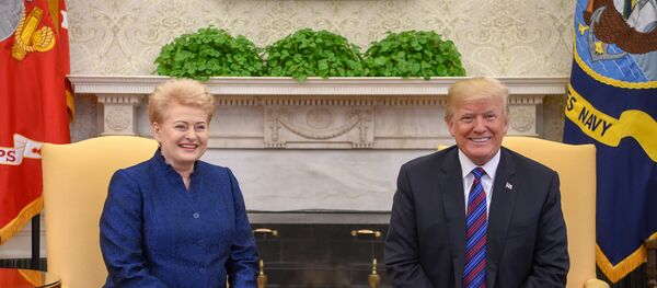Даля Грибаускайте и Дональд Трамп на встрече в Вашингтоне 3 апреля - Sputnik Литва