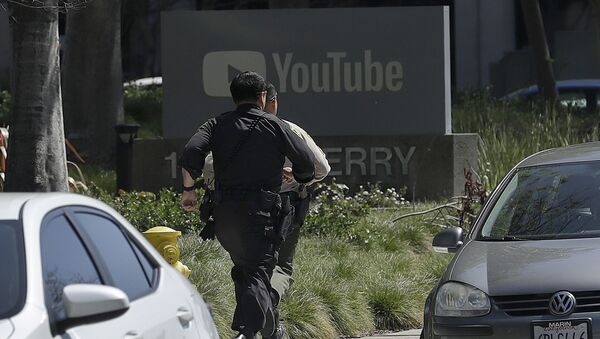 Полиция бежит в офис YouTube в Сан-Бруно, Калифорния, после сообщения о стрельбе - Sputnik Литва