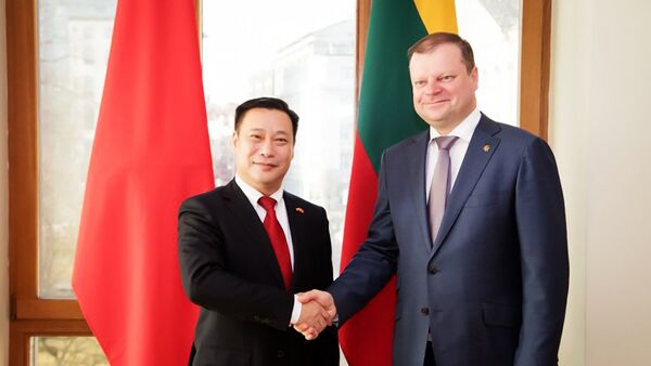 Премьер-министр Литвы Саулюс Сквернялис и посол Китая Шэнь Чжифэя - Sputnik Литва