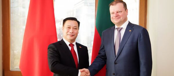 Премьер-министр Литвы Саулюс Сквернялис и посол Китая Шэнь Чжифэя - Sputnik Литва