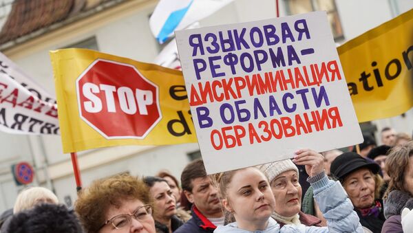 Марш разгневанных родителей в Риге в знак протеста против реформы в русских школах - Sputnik Литва