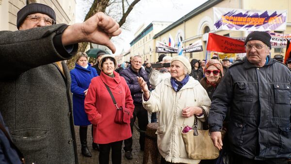 Марш рассерженных родителей в Риге в знак протеста против реформы в русских школах - Sputnik Литва