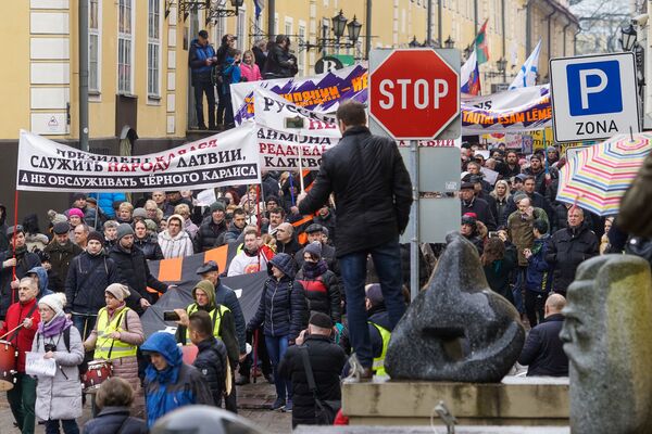 Марш разгневанных родителей в Риге в знак протеста против реформы в русских школах Марш разгневанных родителей в Риге в знак протеста против реформы в русских школах - Sputnik Литва