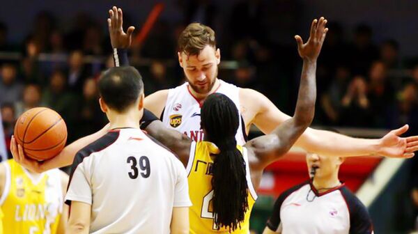 Оба центровых баскетболиста сборной Литвы выбыли до конца года - Sputnik Литва