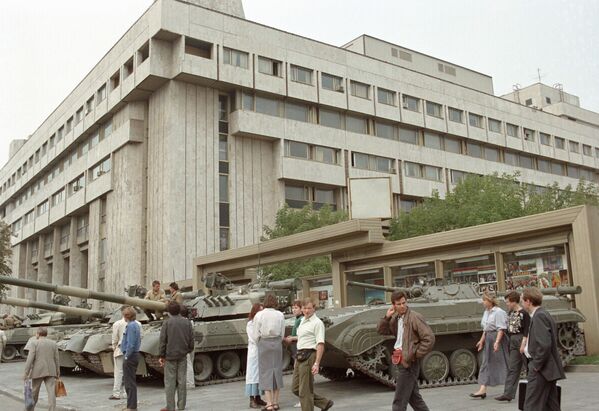 Танки во время путча ГКЧП стоят на Садовом кольце у здания информационного агентства Новости, 1991 год - Sputnik Литва