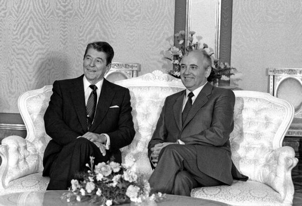 Генеральный секретарь ЦК КПСС Михаил Горбачев и президент США Рональд Рейган во время беседы в Кремле - Sputnik Литва
