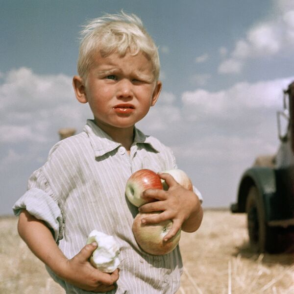 Мальчик с яблоками в руках - Sputnik Литва