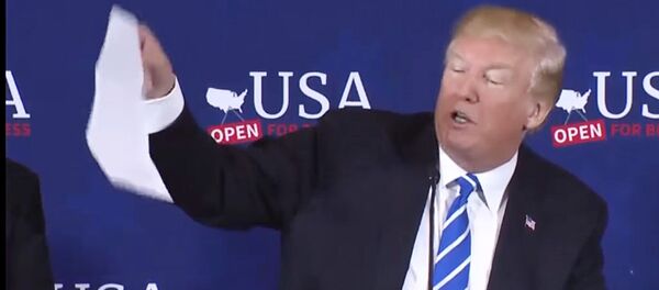 Трамп демонстративно выкинул листок с речью во время выступления Трамп демонстративно выкинул листок с речью во время выступления - Sputnik Литва
