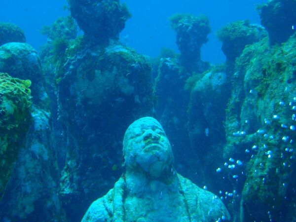 Скульптурная композиция Musa в Национальном морском парке Канкуна в Мексике - Sputnik Литва
