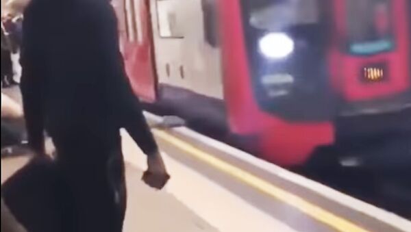 В лондонском метро двоих парней спасли от падения на рельсы - Sputnik Литва