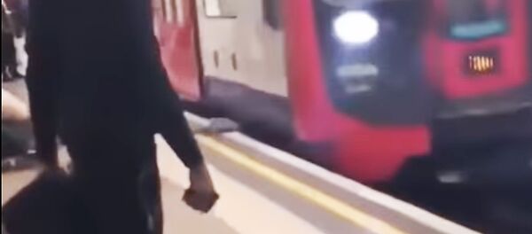 В лондонском метро двоих парней спасли от падения на рельсы В лондонском метро двоих парней спасли от падения на рельсы - Sputnik Литва