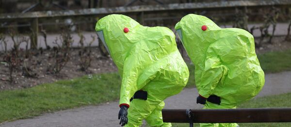 Персонал в защитных костюмах в Солсбери - Sputnik Литва