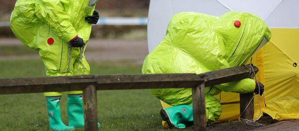 Персонал в защитных костюмах работает в Солсбери - Sputnik Литва