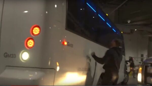В Сети появилось видео нападения Макгрегора на автобус с участниками UFC - Sputnik Литва