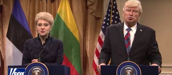 У Дали сумасшедшая прическа: SNL сняло пародию на встречу Трампа с балтийскими лидерами У Дали сумасшедшая прическа: SNL сняло пародию на встречу Трампа с балтийскими лидерами - Sputnik Литва