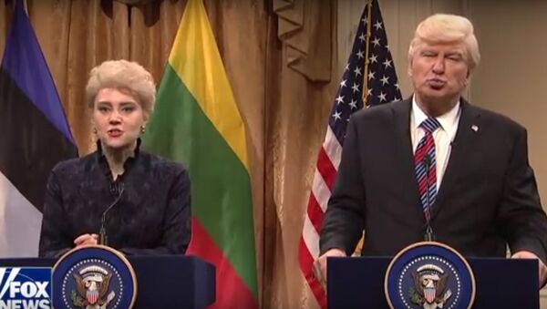 У Дали сумасшедшая прическа: SNL сняло пародию на встречу Трампа с балтийскими лидерами - Sputnik Lietuva