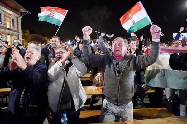 Сторонники партии FIDESZ реагируют на победу партии премьер-министра Венгрии Виктора Орбана Сторонники партии FIDESZ реагируют на победу партии премьер-министра Венгрии Виктора Орбана - Sputnik Литва