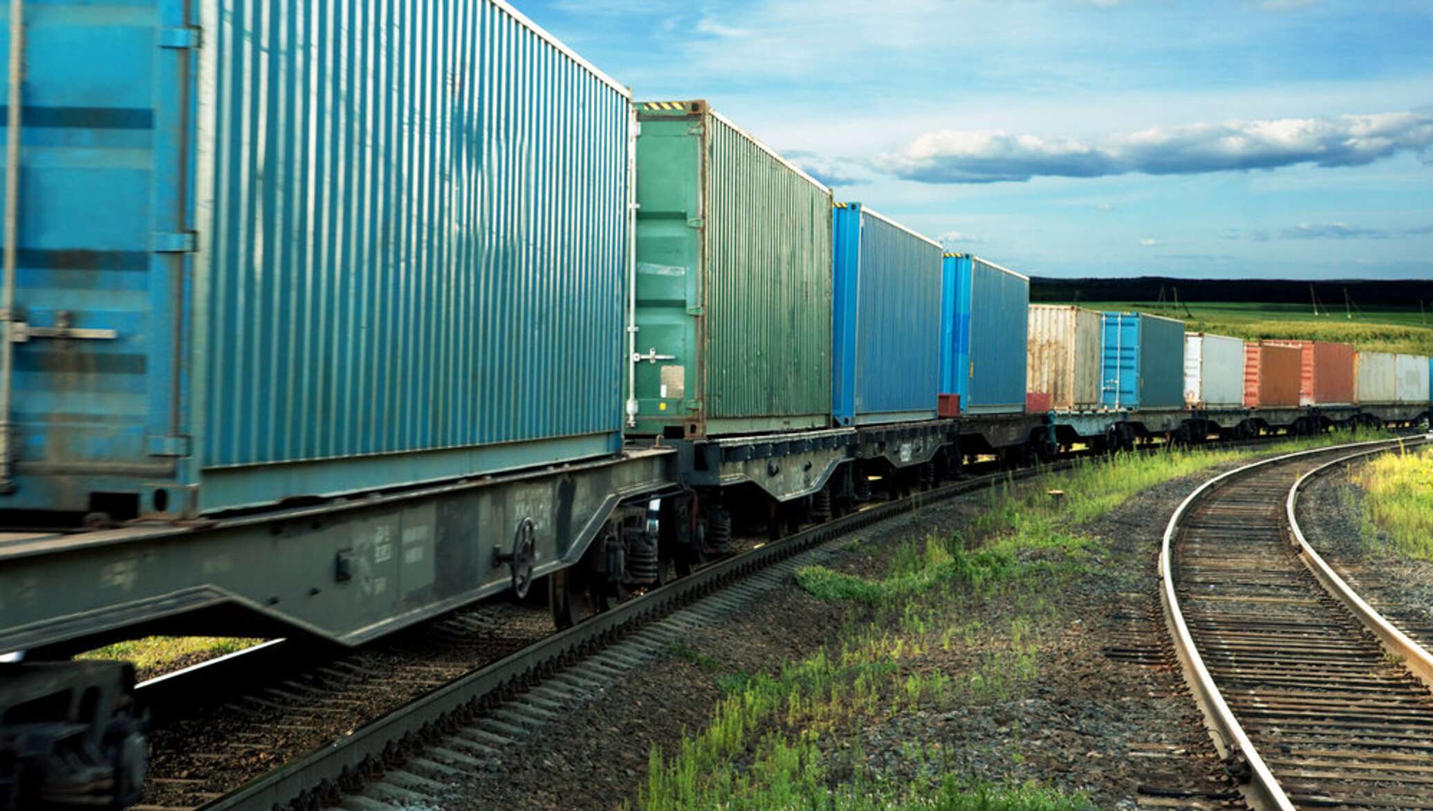 Жд перевозки контейнеров. Жд контейнер. Контейнерные перевозки жд. Железнодорожный контейнер. Железнодорожные перевозки в вагонах и контейнерах.