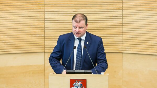 Премьер-министр Саулюс Сквернялис во время презентации в Сейме отчета о работе камбина, 10 апреля 2018 года - Sputnik Литва