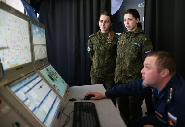 Подготовка девушек-курсантов в Краснодарском высшем военном авиационном училище летчиков - Sputnik Литва