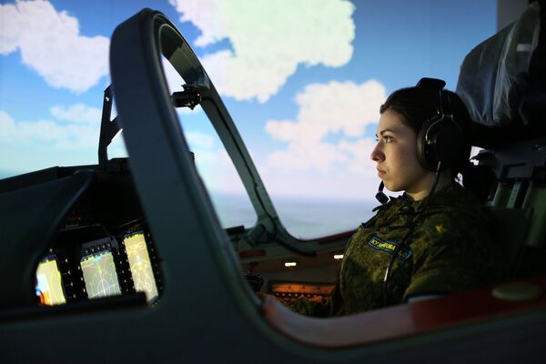 Подготовка девушек-курсантов в Краснодарском высшем военном авиационном училище летчиков - Sputnik Литва