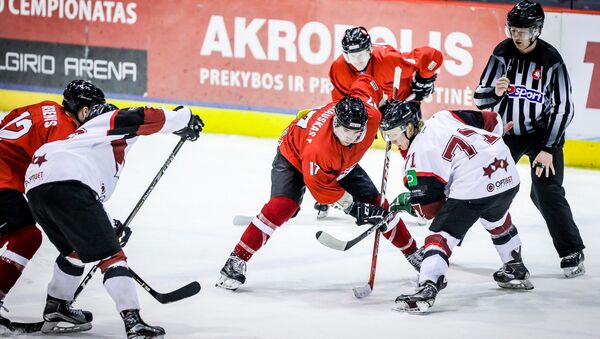 Второй контрольный матч в Вильнюсе между хоккеистами Литвы и Латвии, как и первый, завершился победой команды Бернда Хааке, архивное фото - Sputnik Литва