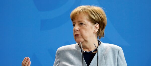 Канцлер Германии Ангела Меркель выступает на совместной пресс-конференции с президентом Украины Канцлер Германии Ангела Меркель выступает на совместной пресс-конференции с президентом Украины - Sputnik Lietuva