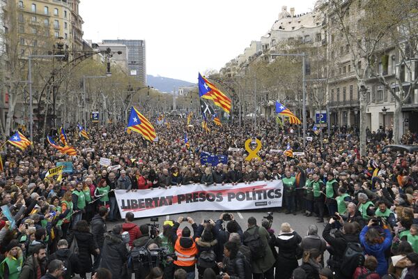Протестующие с каталонскими флагами напротив штаб-квартиры Еврокомиссии в Барселоне - Sputnik Lietuva