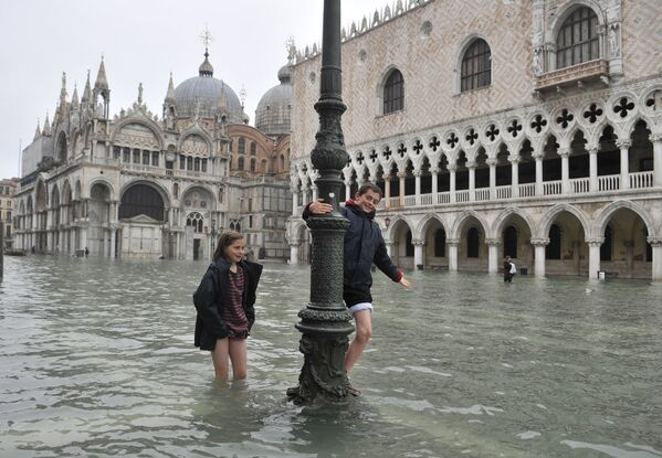 Дети на затопленной площади святого Марка в Венеции - Sputnik Lietuva