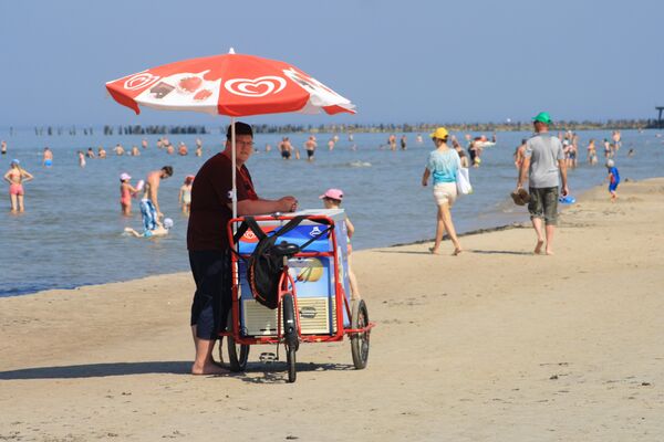 Продавец мороженного на пляже Швянтойи, Литва Продавец мороженного на пляже Швянтойи, Литва - Sputnik Литва