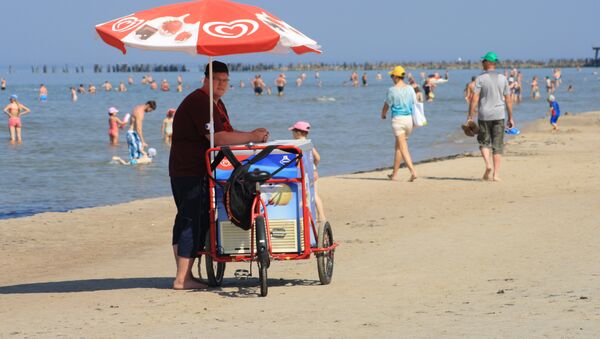Продавец мороженного на пляже Швянтойи, Литва - Sputnik Литва