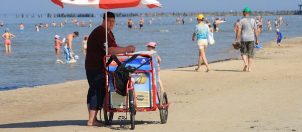 Продавец мороженного на пляже Швянтойи, Литва Продавец мороженного на пляже Швянтойи, Литва - Sputnik Литва