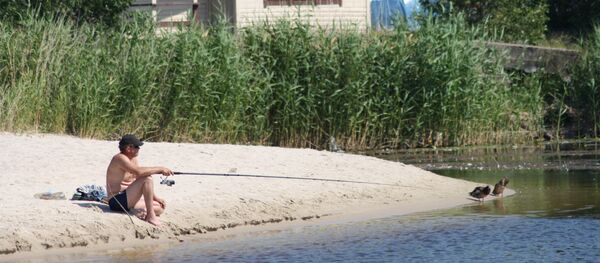 Рыбак на пляже Швянтойи, Литва Рыбак на пляже Швянтойи, Литва - Sputnik Литва